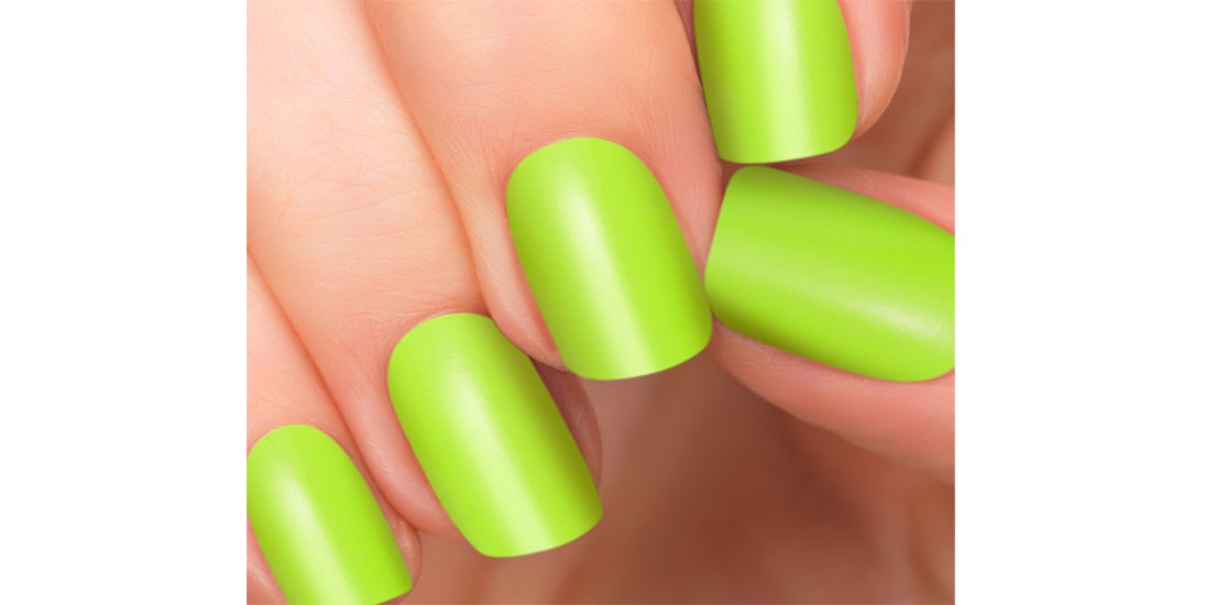 Réveillez vos tenues avec des ongles néon